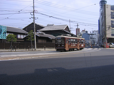 出島をかすめて電車は進む