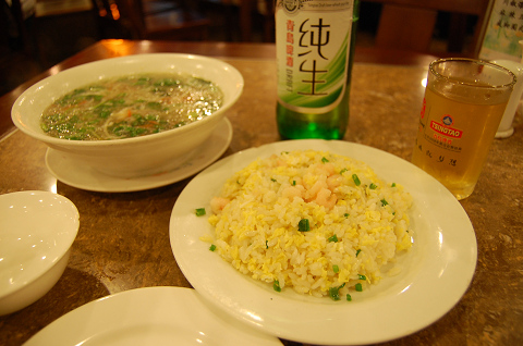 チャーハン、銀魚スープ、青島ビール