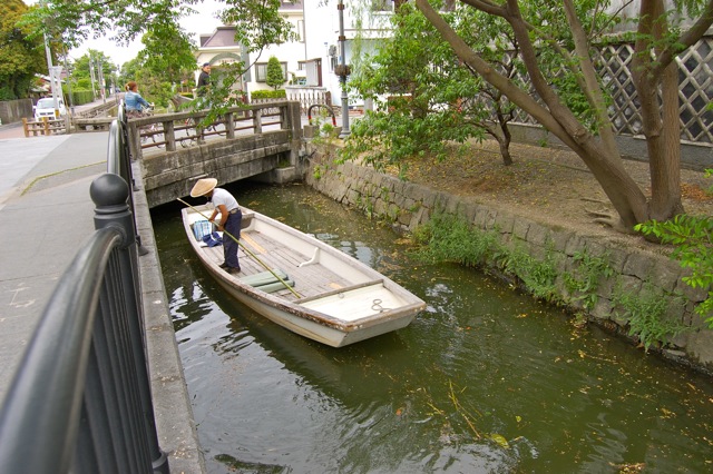 橋をくぐる