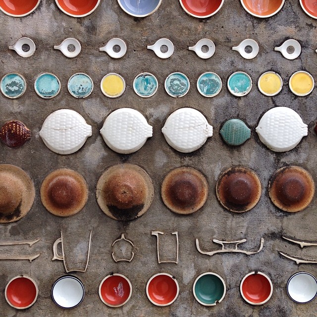 Exterior of a porcelain shop. Display started before I went in.