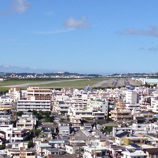 普天間基地が見える公園。右のほうに並んでるのがおそらくオスプレイ。