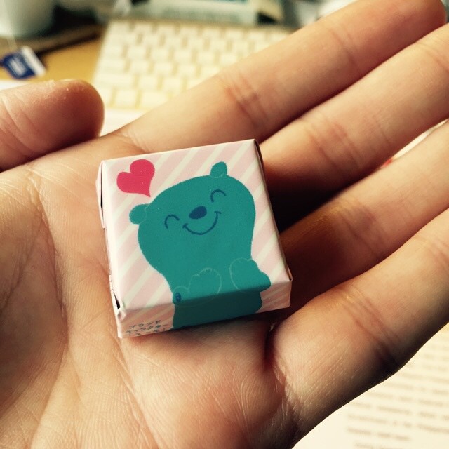 13日に、1日早かったけど銀行でチョコもらった！特別仕様チロルチョコ。
