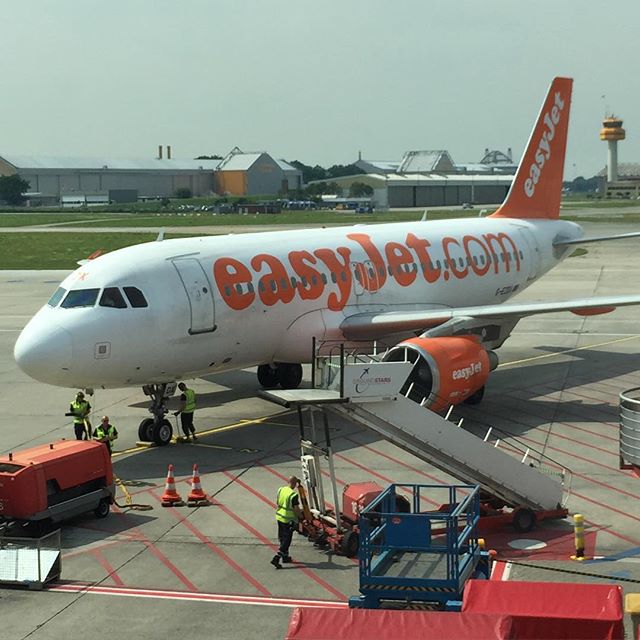 easyJetが16時間（！）遅延（厳密にいうと他の臨時便に振り返られた）のでハンブルクで延泊。これからバーゼルに戻ります。