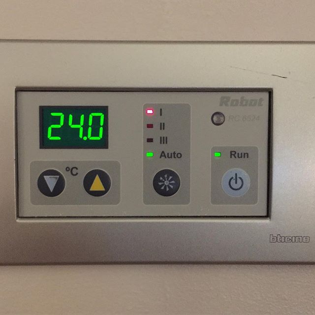 エアコン、設定温度最高が24℃。これ以上上矢印がきかない。どんだけ暑がり。