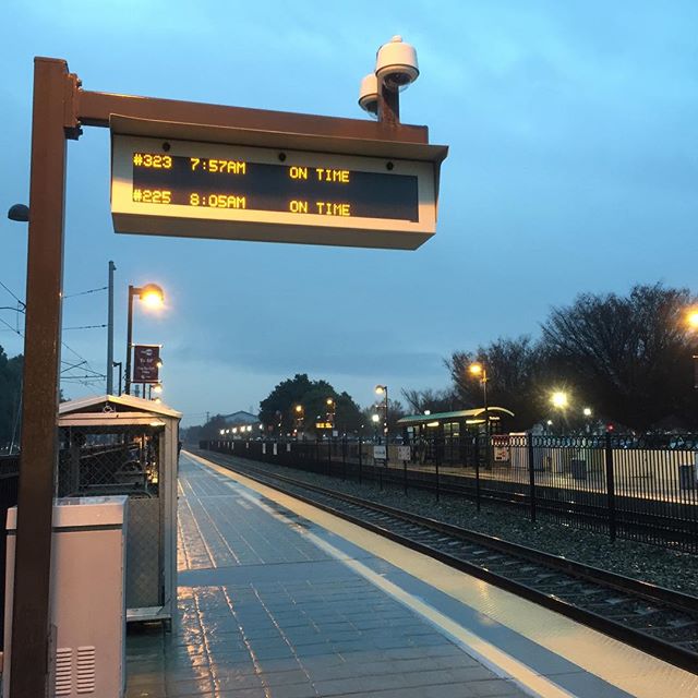 電車で空港へ向かいます。Going to SFO by Caltrain.