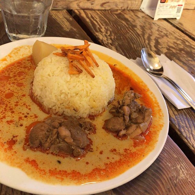 "自然なつくり"のカウンターで、おっとっとこぼれそうなカレー。 #今日の昼ごはん