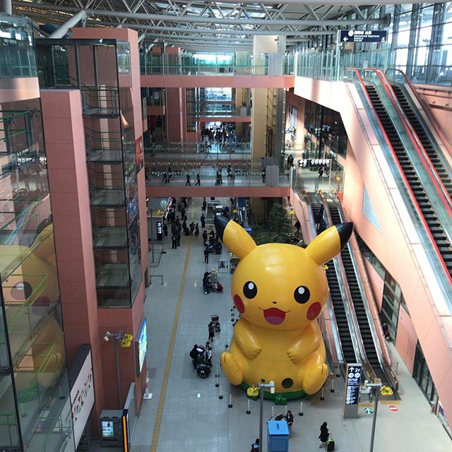 親指でモンスターボール投げそうになった。 #ピカチュウ #pikachu