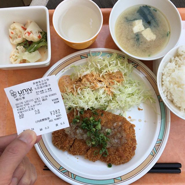 トンカツのレモン塩だれ定食。焼肉のタンのタレみたいなのかかってました。いいアイディア#今日の昼ごはん