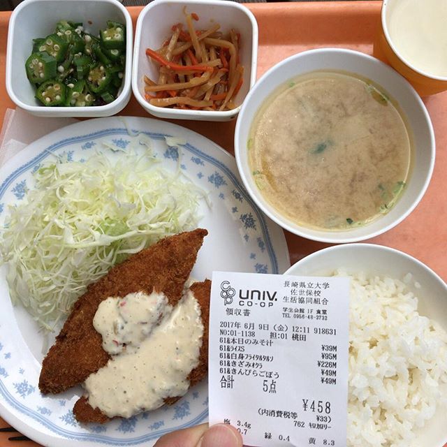 白身魚フライ、オクラ、きんぴらごぼう、味噌汁。今日の味噌汁は玉ねぎだ。