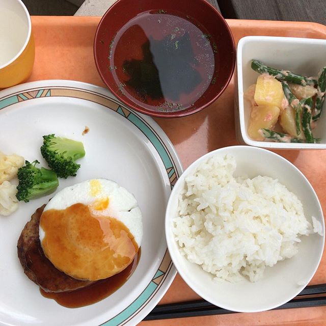 今日の定食は卵のせハンバーグ。副菜のジャガイモの茹で具合が好み（かなり固め）どんぴしゃ。