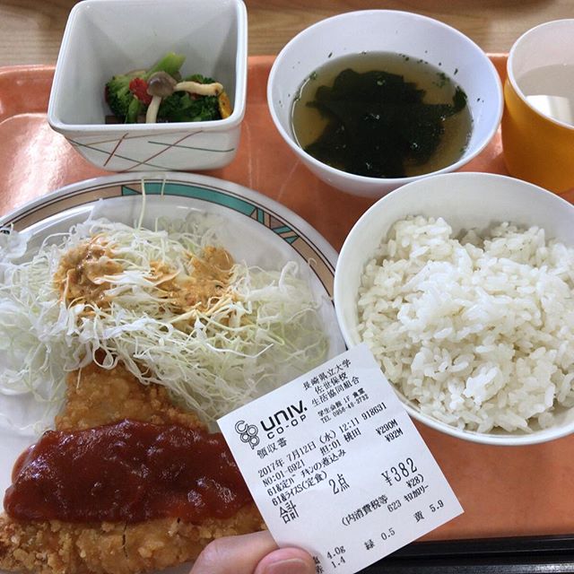 チキンの煮込みトマト玉ねぎソース定食。