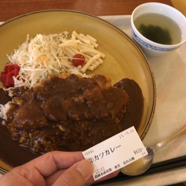 よその社食（？）楽しい。カツカレー620円。かなり大盛りです。