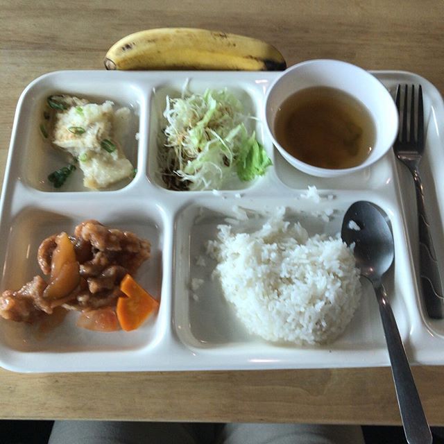豆腐の天ぷら、酢豚、スープ。味付けは日本的じゃないけど、調理アイデアは日本にもあるね。#今日の昼ごはん