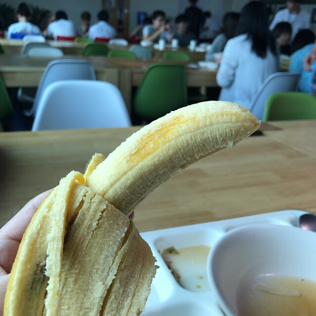 今日も黄色いバナナがでた。昼ごはんはかき揚げうどん、唐揚げ、インゲン(?)の煮浸しのようなおかず。#今日の昼ごはん