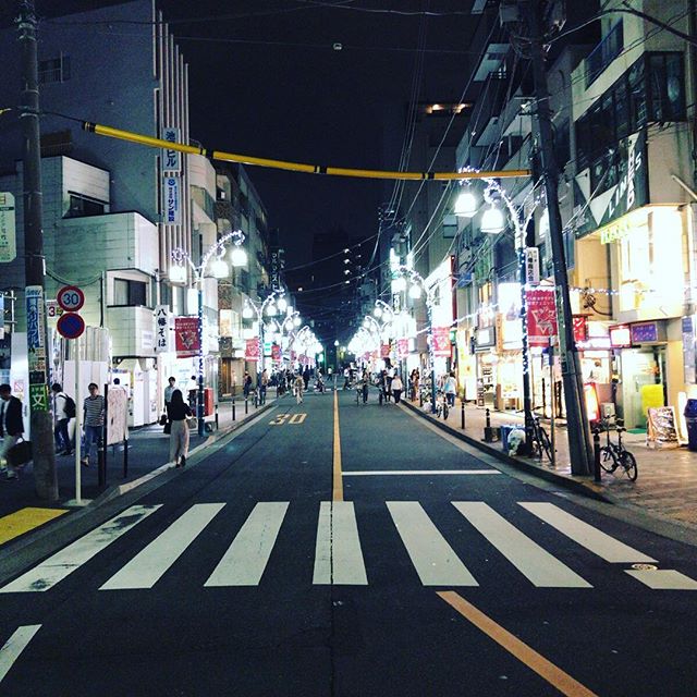 仕事おわりー。駅前の商店街は、こぢんまりしてるけど活気のある通りで気に入ってます。#今日の一点透視法