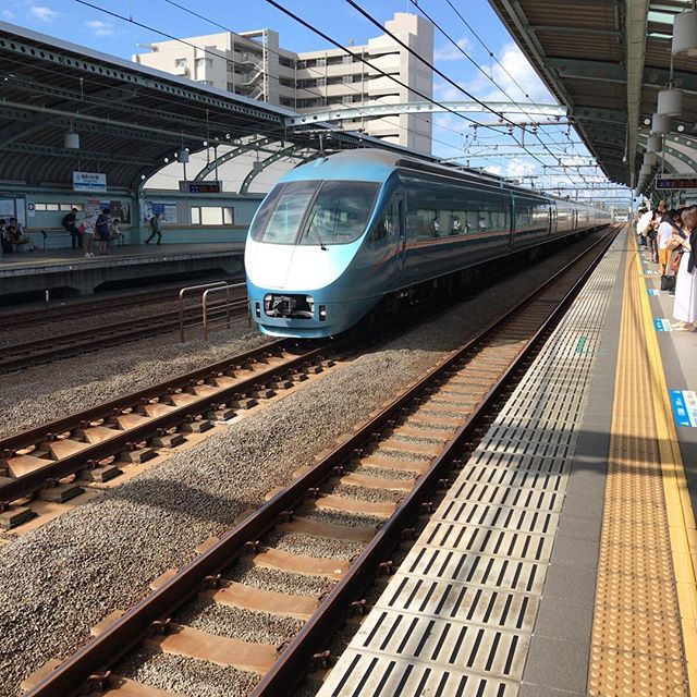 ♪ひかりのくにからぼーくらのために... のメロディが列車接近警告音。ウルトマンな駅です。#祖師ヶ谷大蔵 #今日の一点透視法