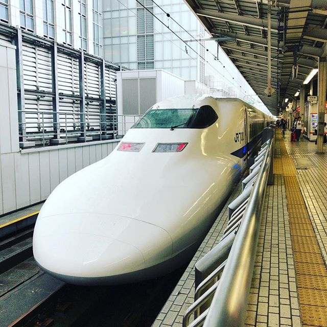 これから京都へ。東京駅から新幹線に乗るのって20年ぶりくらい。富士山は見えないだろうなあ。 #今日の一点透視法