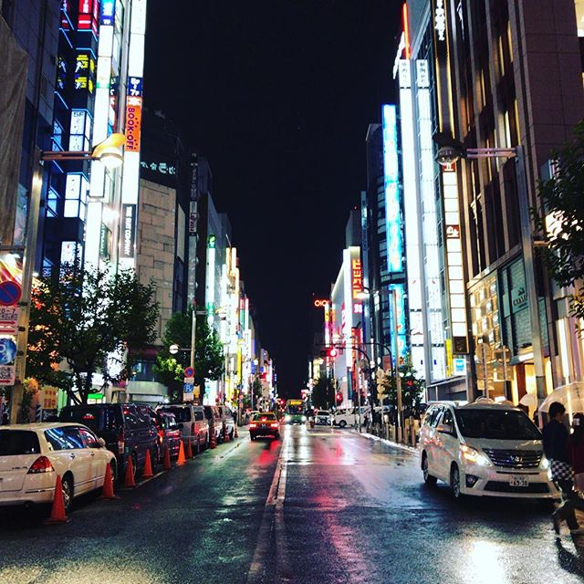 雨が降り始めて道路もキラキラ。 #今日の一点透視法