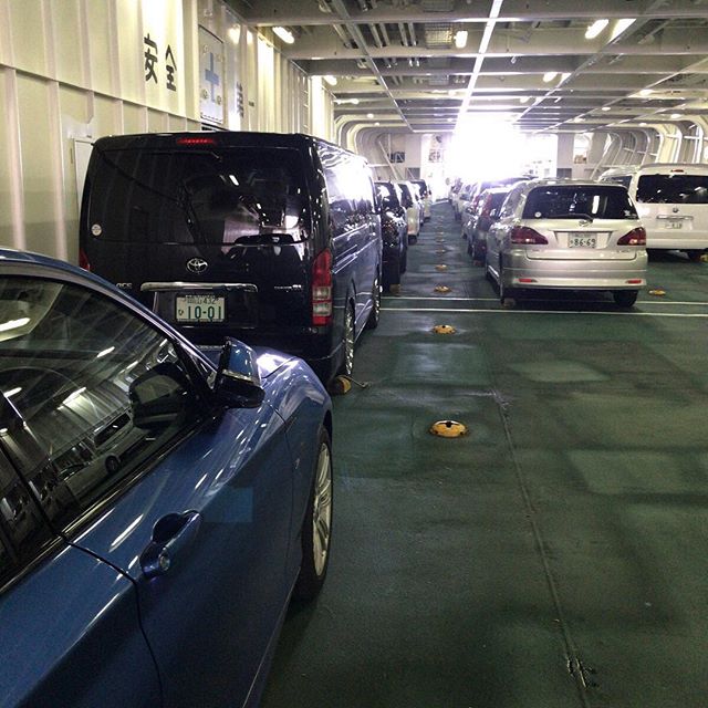 2代目青い車くんと海を渡るの初めて。#今日の一点透視法