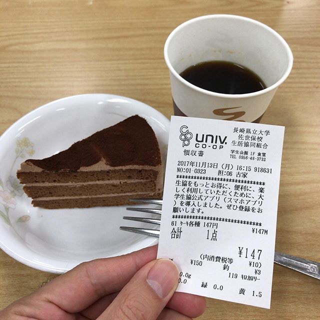 学食にはケーキもあるよ。