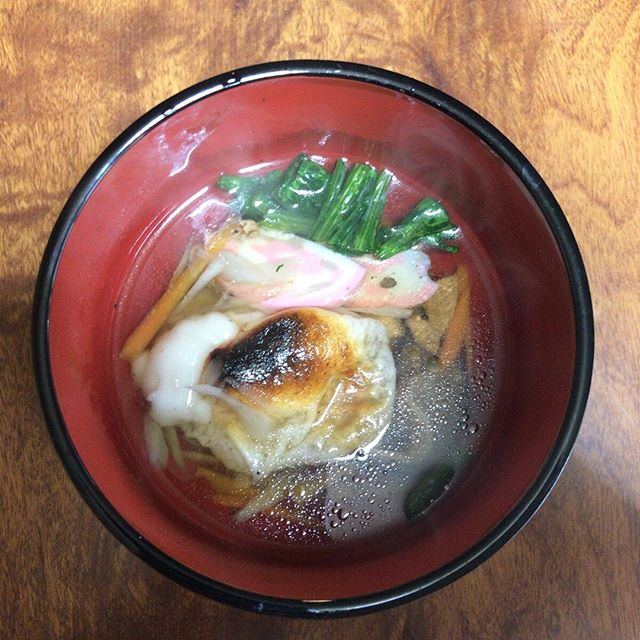 ウチ（福岡北部）の雑煮はこんな感じです。ごぼう、にんじん、ほうれんそう、しいたけ、そして焼いた（今日はこげぎみ）お餅。出汁は甘め。