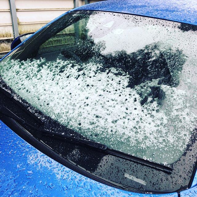 今日はゆっくり目の出勤なのですが、車に雪積もってる！