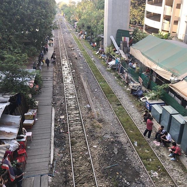 駅のホームなのか生活スペースなのか、どちらだろう。#今日の一点透視図法 #bangkok #thailand