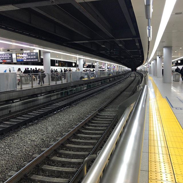 品川駅で新幹線を降りるよ。#今日の一点透視図法