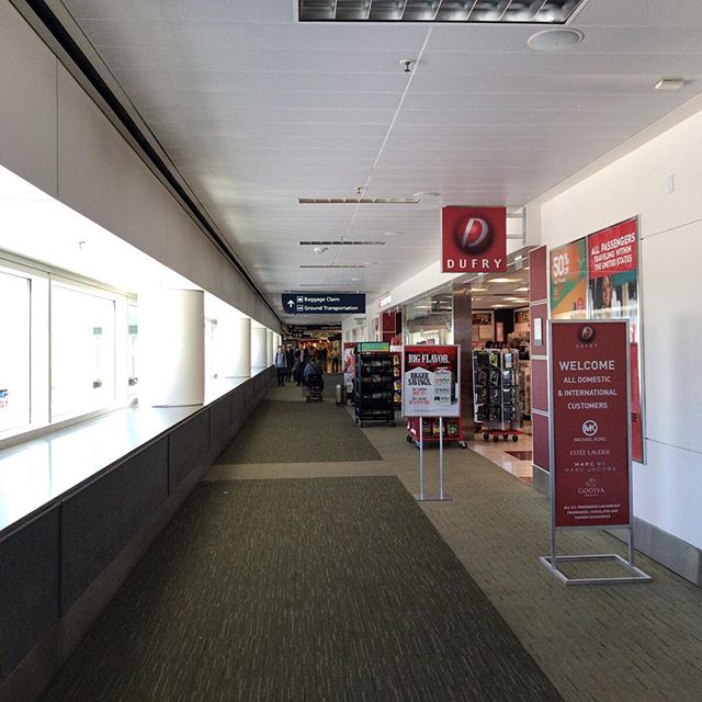 サンノゼ空港はコンパクトでシンプル。免税店も写真に写ってるくらいの売店みたいな規模。#今日の一点透視図法
