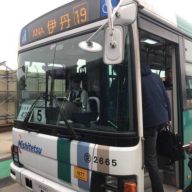 このバスでそのまま伊丹に行けたらそれはそれで面白いかも。（これはターミナルから飛行機までのバス）