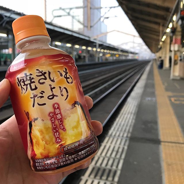 郡山駅で発見。激甘ですが皮の焦げた感じも再現されてるよ。うまいうまい。芋のペーストではなく茶色の透明ドリンク。 #今日の一点透視図法 #焼きいもだより