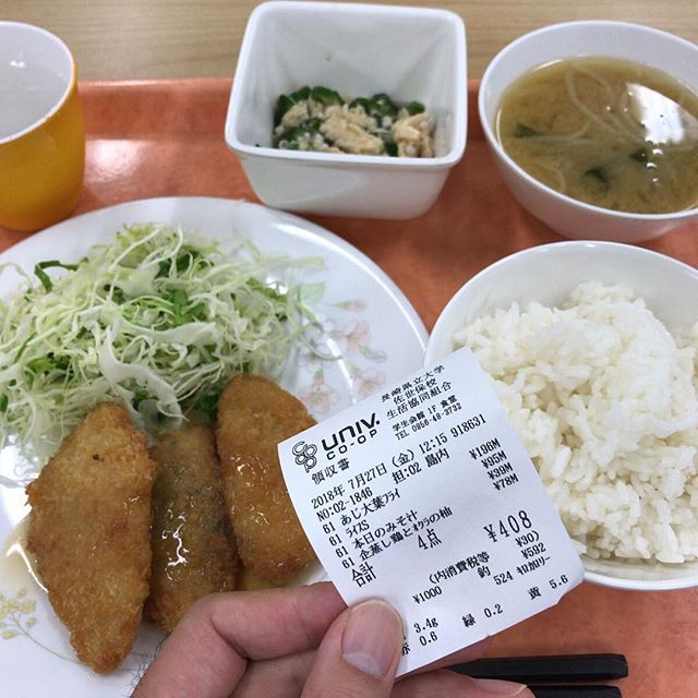 珍しく魚、とはいえ今日も揚げ物。だって食堂のフライはサクサクだから。#今日の昼ごはん