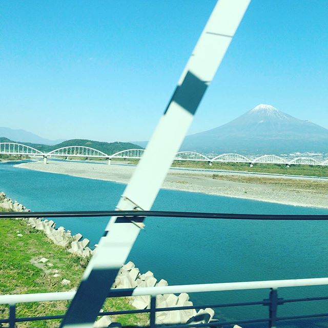 名古屋に向かってます。E席に座れてラッキー。富士山!すこしだけ #今日の一点透視図法
