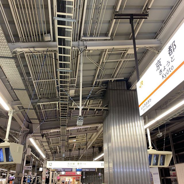 乗り換えのためのみの京都駅。今度はちゃんと来たい。 #今日の一点透視図法