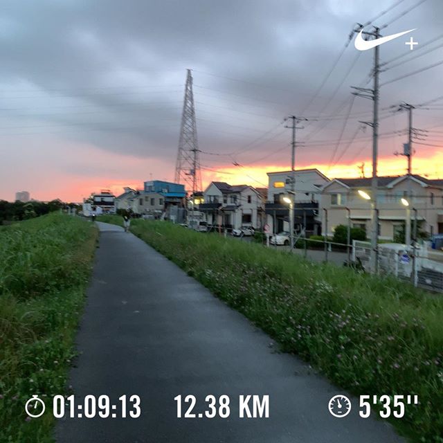 今日は暗くなる前に走れた。ギラギラの夕焼けにも遭遇。#nrc #running #jogging #ランニング #ジョギング #今日の一点透視図法