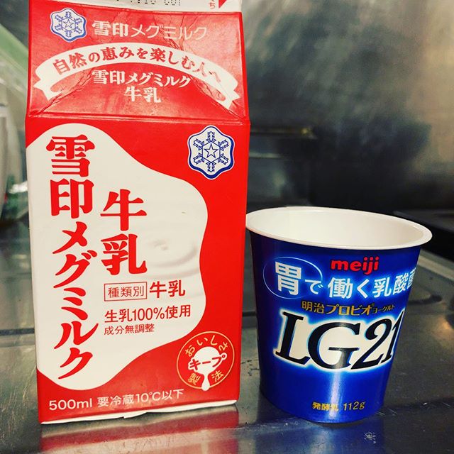 牛乳：雪印メグミルク牛乳乳脂肪分：3.5%以上容量：500ml菌：LG21　100g温度：40℃時間：8時間結果：ヨーグルトメーカーから出した直後は、固まってるけどまあまあと思った。味は今まで最も酸っぱい。冷蔵庫に保存した後は更に硬くなし、これまでで最も硬さ、味ともに好みになった。種の量が重要？？ #ヨーグルト日記 #ヨーグルト #ヨーグルトメーカー