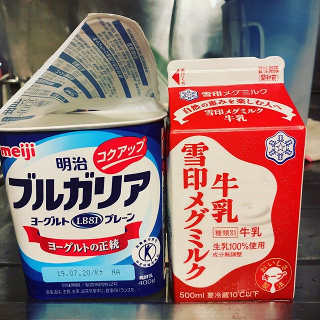 牛乳：雪印メグミルク牛乳乳脂肪分：3.5%以上容量：500ml菌：ブルガリア　100g温度：38℃　←NEW時間：8時間結果：温度を変えると何か変わるかと思い、38℃に設定。が、食感に変わりなし。味は好みの酸っぱ目ブルガリアテイスト。数日たったら硬さが増した。この時間が経ってから（もちろん冷蔵庫保存）の差に当初の温度差が現れてる？？ #ヨーグルト日記 #ヨーグルト #ヨーグルトメーカー