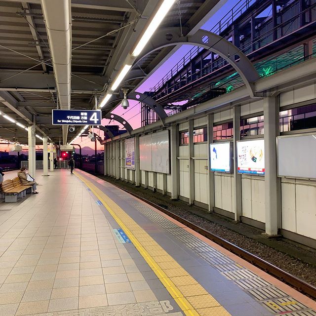 同じく電車待ちの、近くにいたご婦人とすごいですねー、と感想を共有。夕焼けの消失点に富士山。#今日の一点透視図法 #経堂