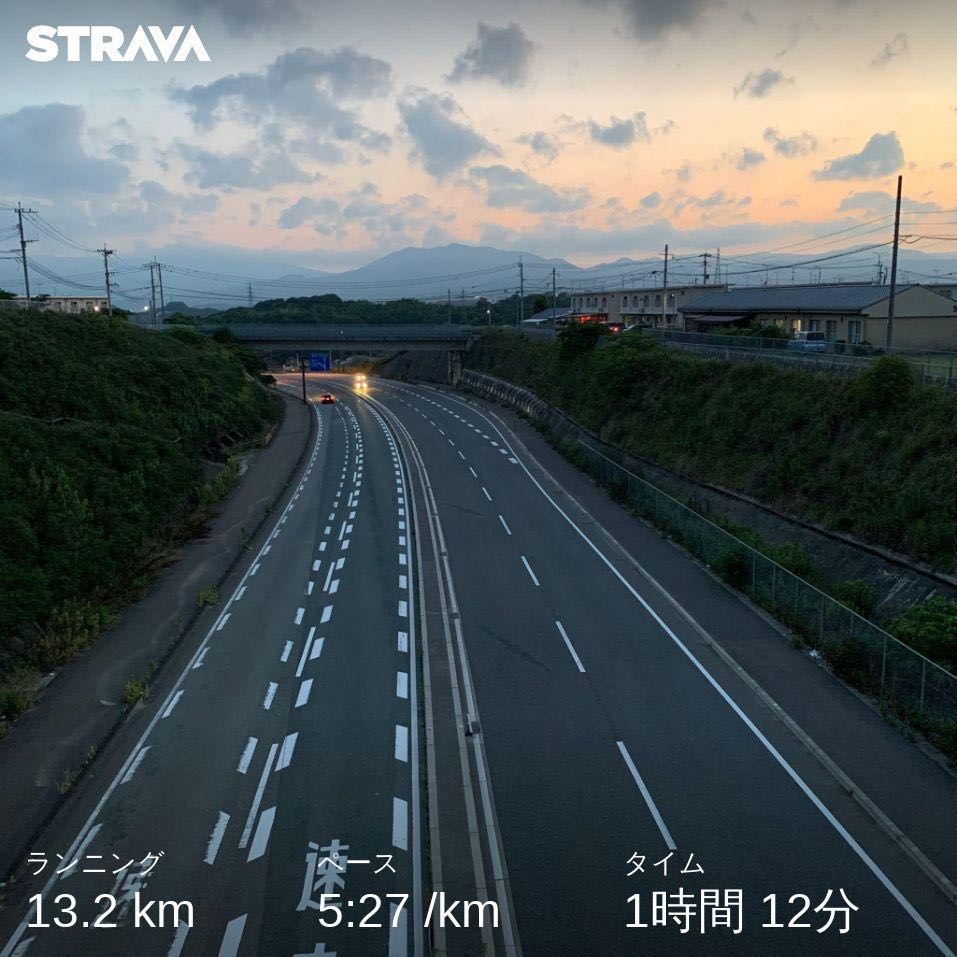 昨日のランニングより。これは19:50ごろ。西日本は日没が遅いのでそれだけで気分が良い。　#ランニング　#running #strava #今日の一点透視図法