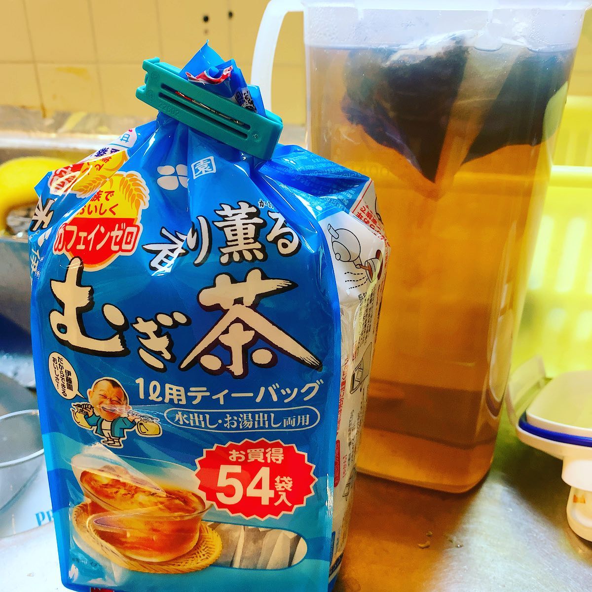 54袋も入ってるのに174円。麦茶って安いね。今シーズン飲み切れるかな。