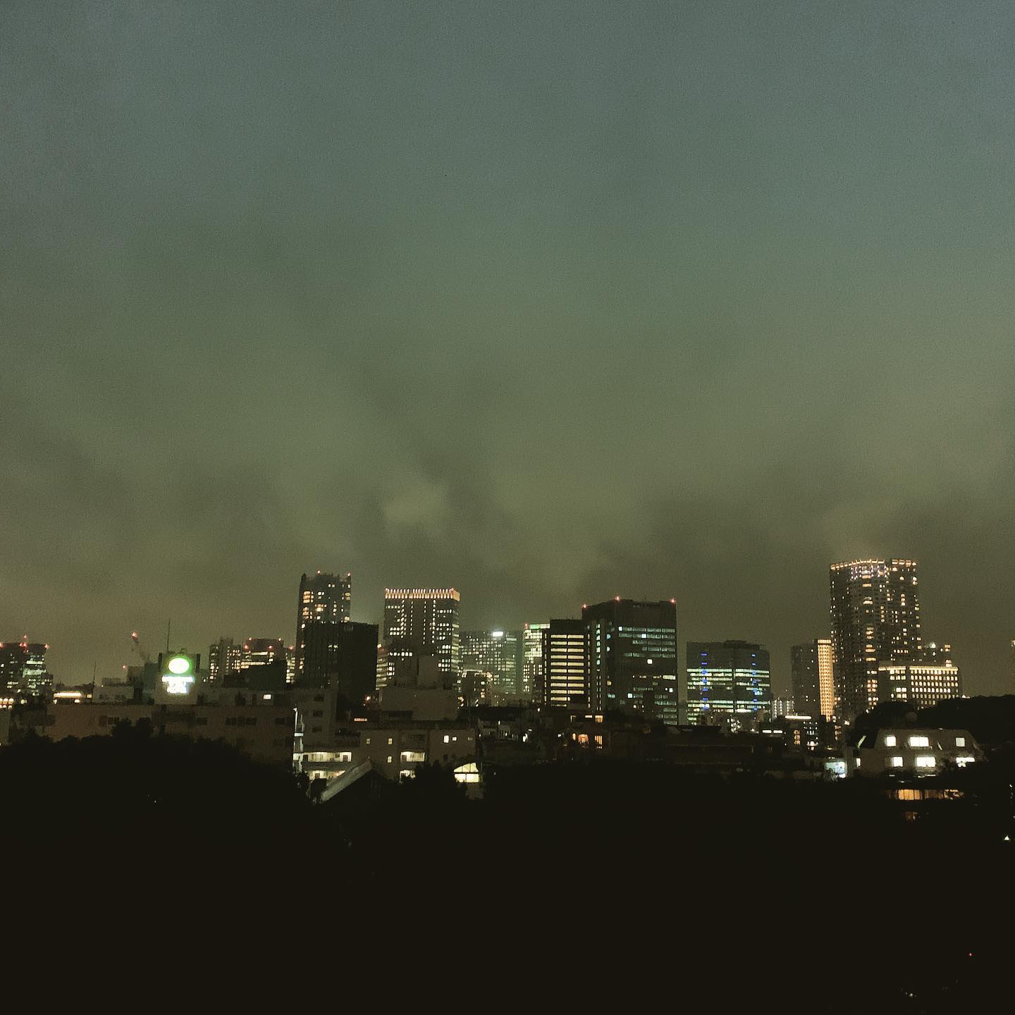 ビルのすぐ上にまで雲が降りてきてた。Clouds came down to the skyscrapers.