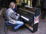 03/12/08 道路で演奏 pianospieler